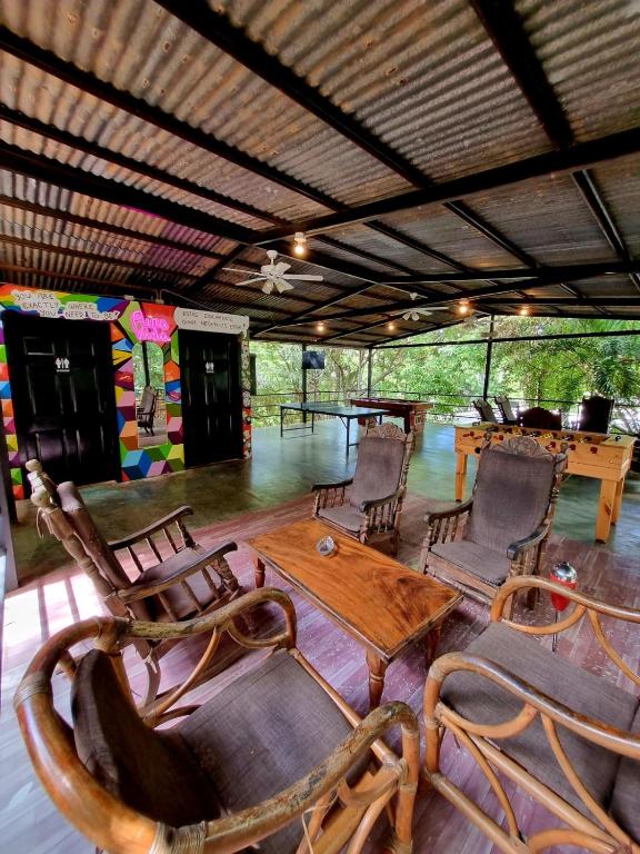 Shared lounge/TV area, Casa Pura Vida Surf Hostel - Tamarindo Costa Rica in Tamarindo