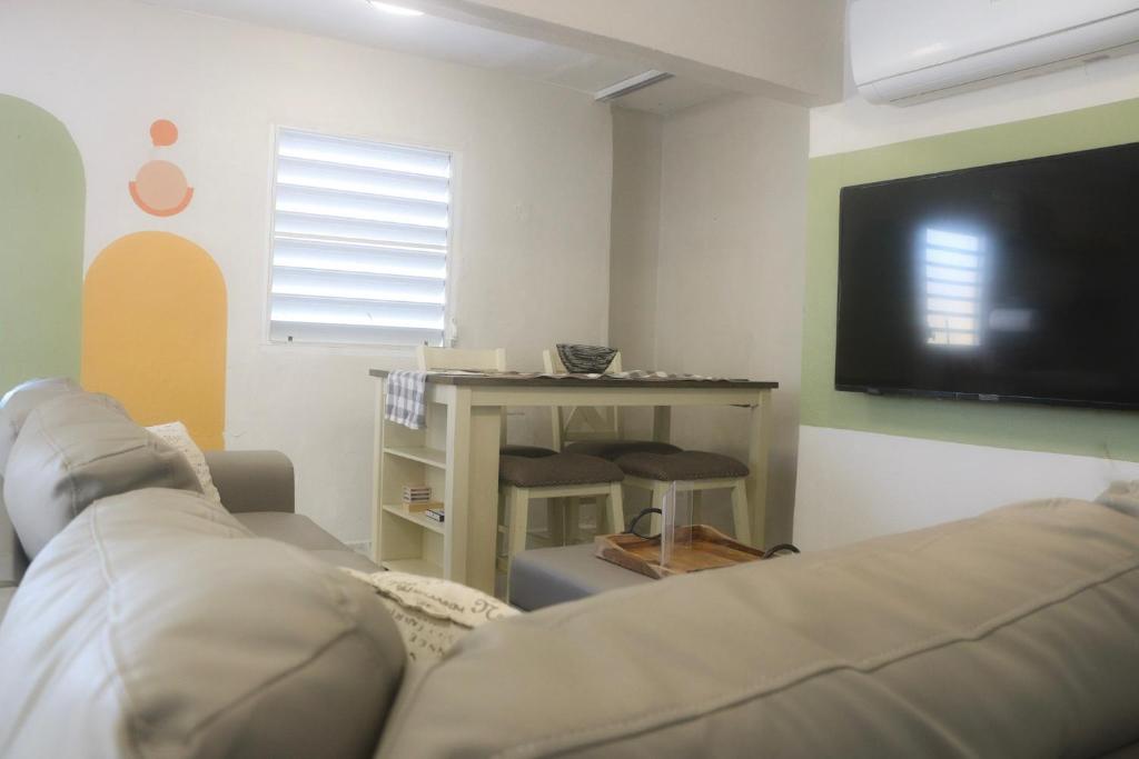 Cozy 4 Guest Apt with Air Conditioning, Free Parking & Wi-Fi, Carolina