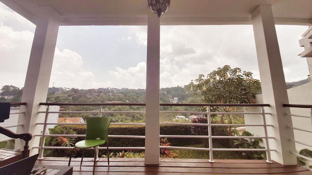 Vila Keluarga Syariah Mawar#9, Dago Resort, 3BR dengan View Pegunungan dan Fasilitas Premium