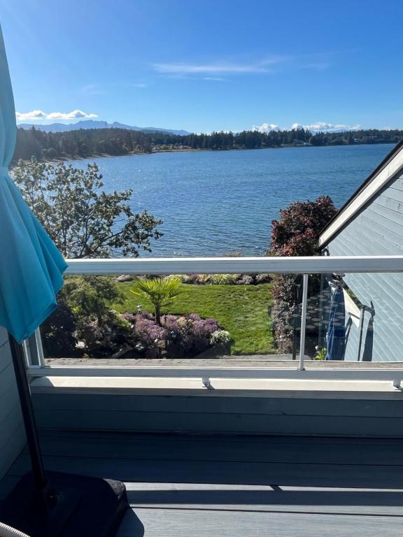 Aloha Cottage, Nanoose Bay - 2 Bdrm Oceanfront Unit with Private Deck, Nanoose Bay