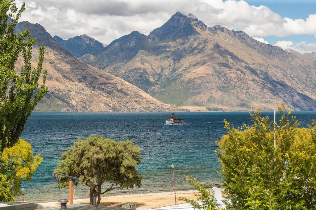 Lodges 11 - Lake views and close to town, Queenstown