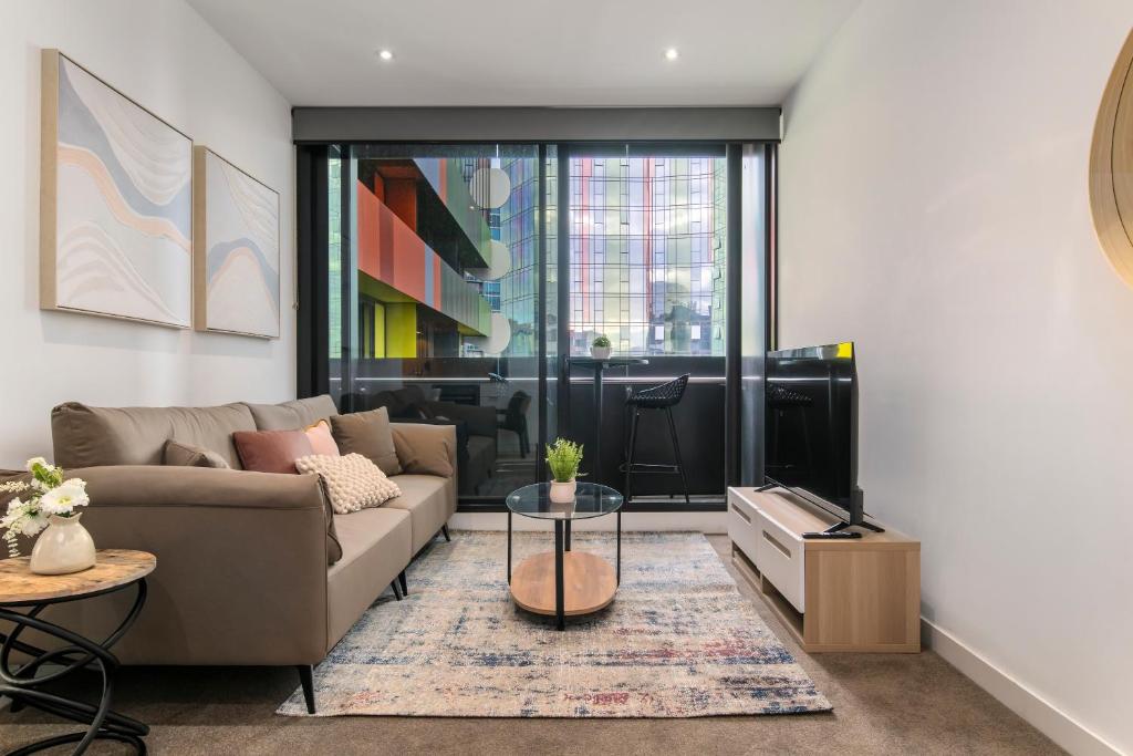 Modern 2BR Apt w City Views, Balcony & Wi-Fi, Melbourne