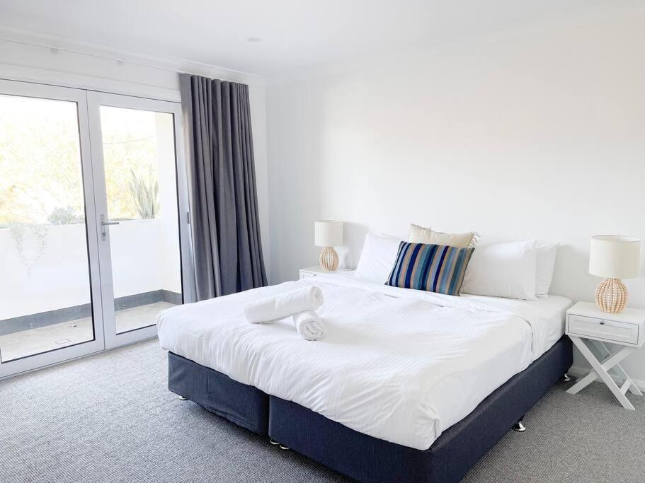 Modern Central Retreat 1, Wagga Wagga