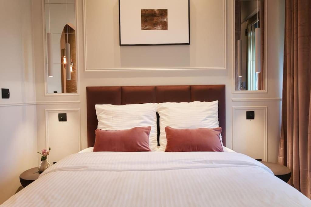 Rosso Levanto Room - Duke Housing - 2
