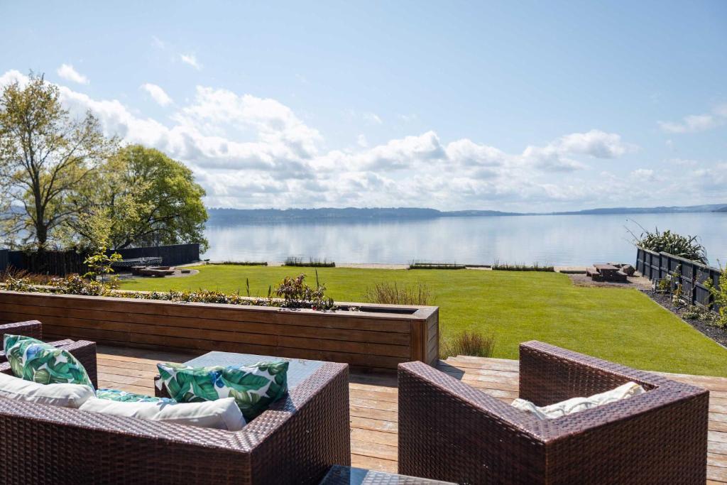 Jandals & Joy Lakefront Retreat, Rotorua