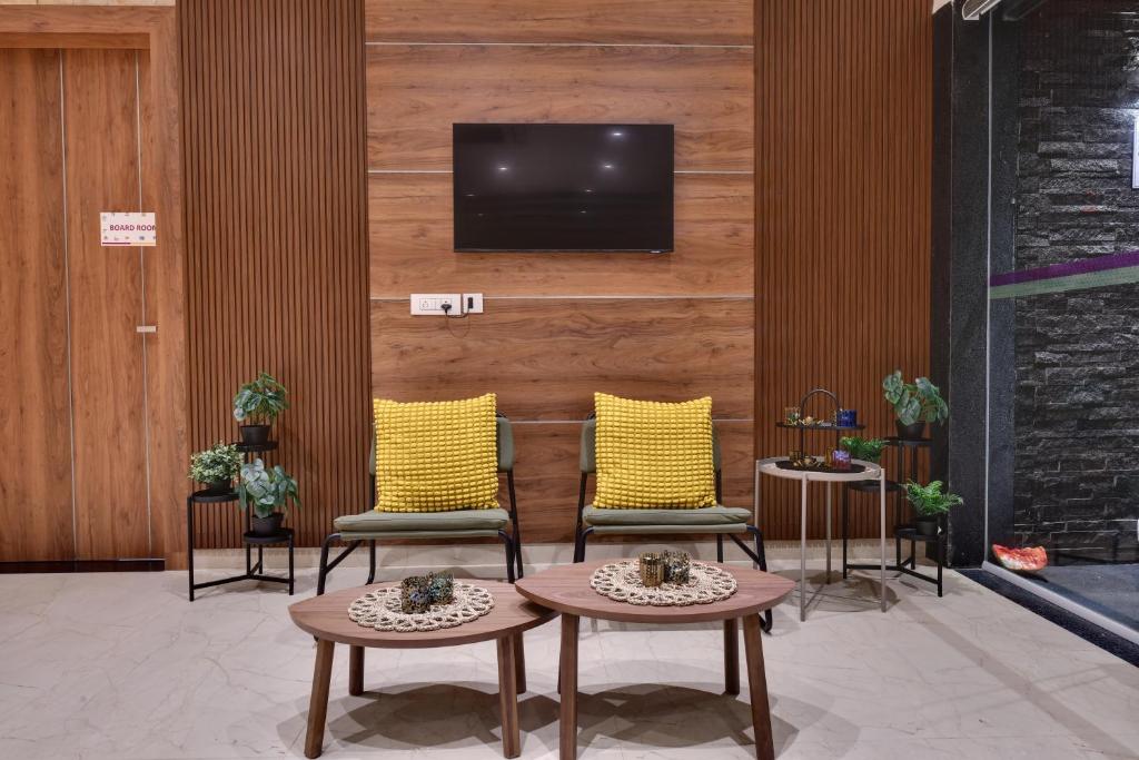 Shared lounge/TV area