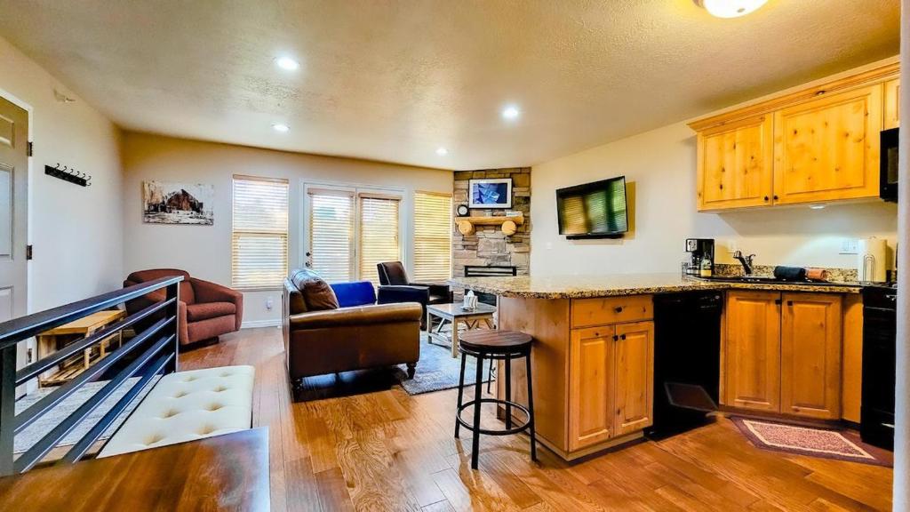 Rustic Ridge with Gym and Game Room, Eden