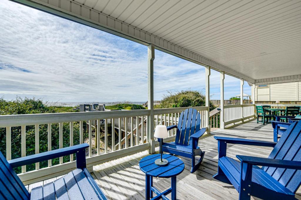 Home on Ocean Isle Beach with Catwalk and Deck, Ocean Isle Beach