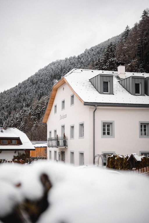 Apartments, Guest House & historic Chalet Neuhaus - 2