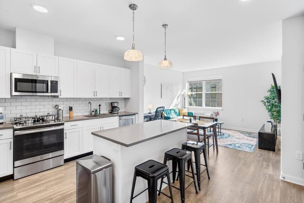 Jersey City's Best Enjoy Our Deluxe Condo Only 25 Minutes to NYC