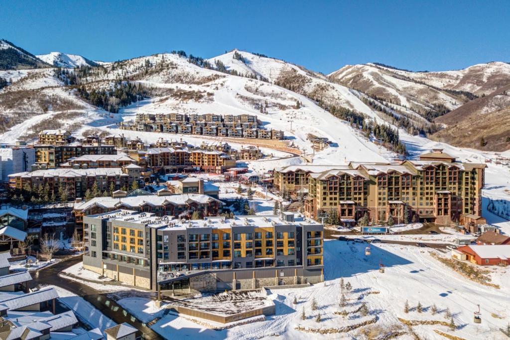 129 Park Station Escape! Cozy Condo with Pool & Hot Tub! Walking Distance to Main Street & Town Lift! condo, Park City