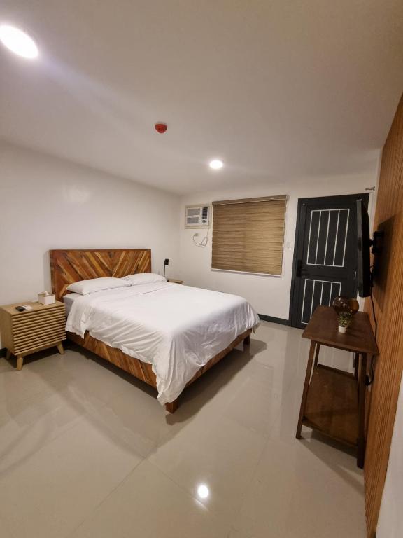 Flat 35, Unit 1E, Manila
