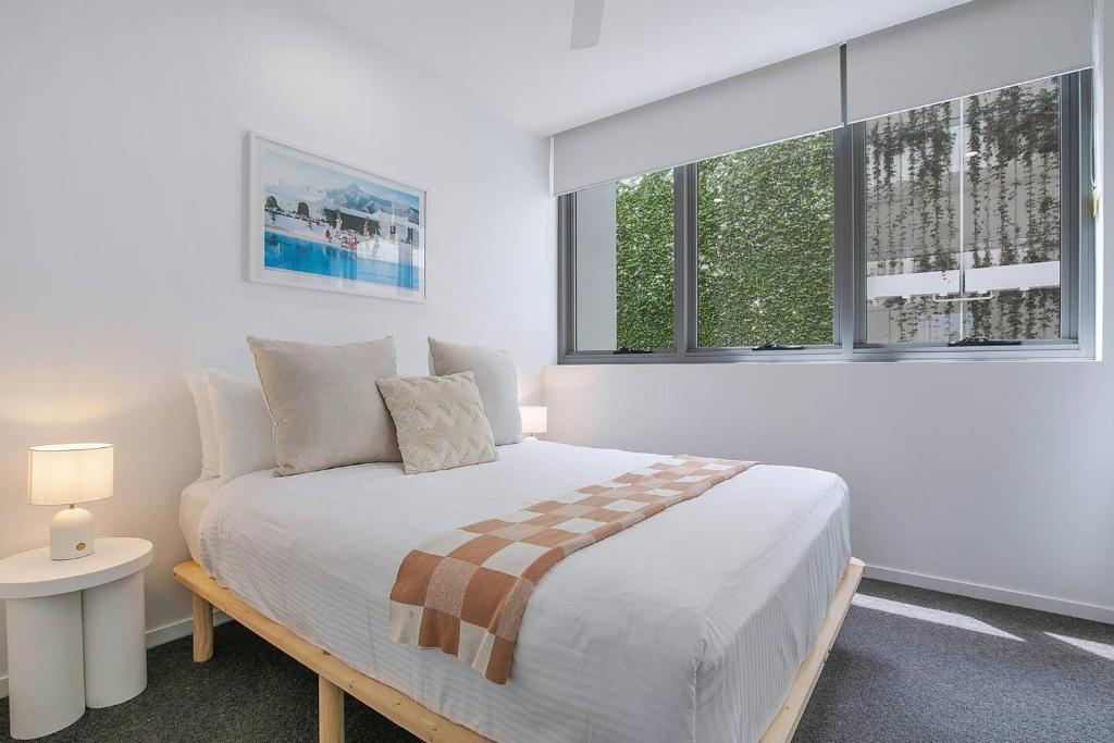 Starlit Palms - Chic Poolside Haven by the Beach, Gold Coast