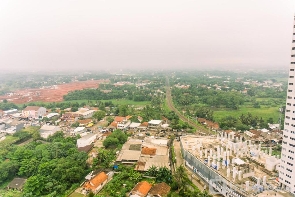 Studio Room with Cozy Style at Serpong Garden Apartment By Travelio, Tangerang