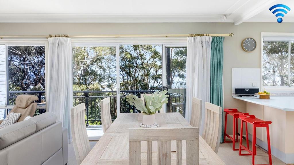 Bay Escape, Nelson Bay