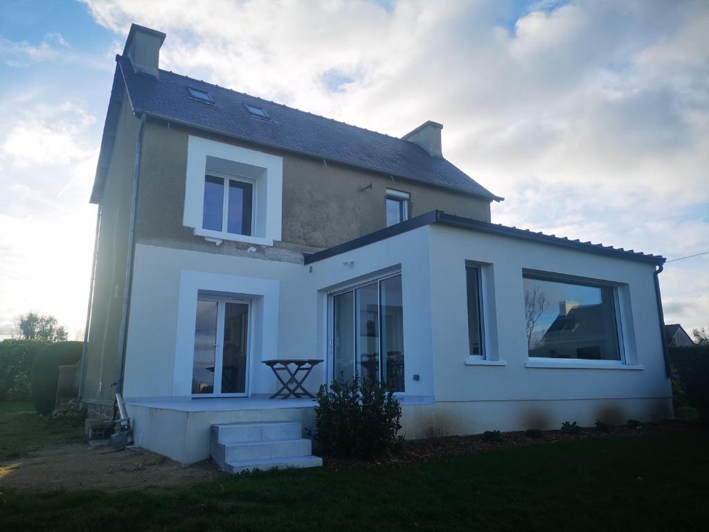 Maison vue sur mer avec jardin, Carantec
