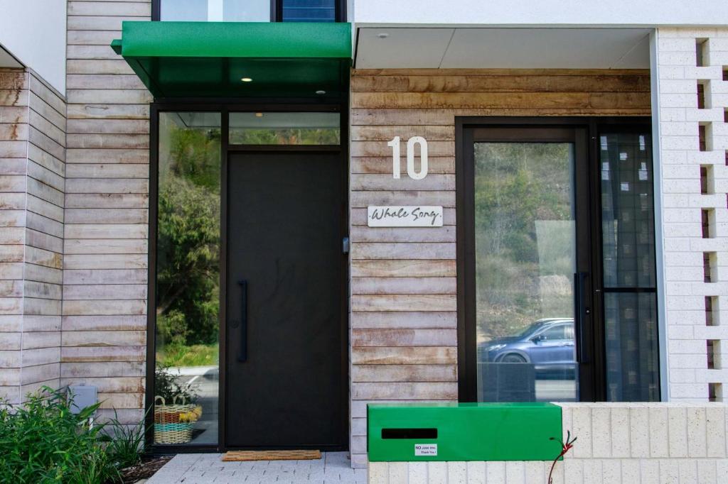 Welcome to Whale Song, Albany