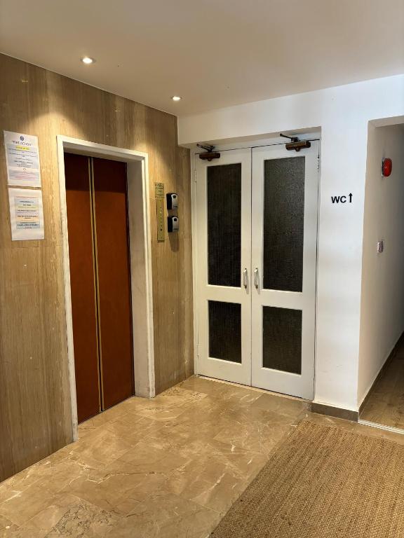 Sunflower Hotel Apartments — Hotel building in Larnaca, Larnaca Region