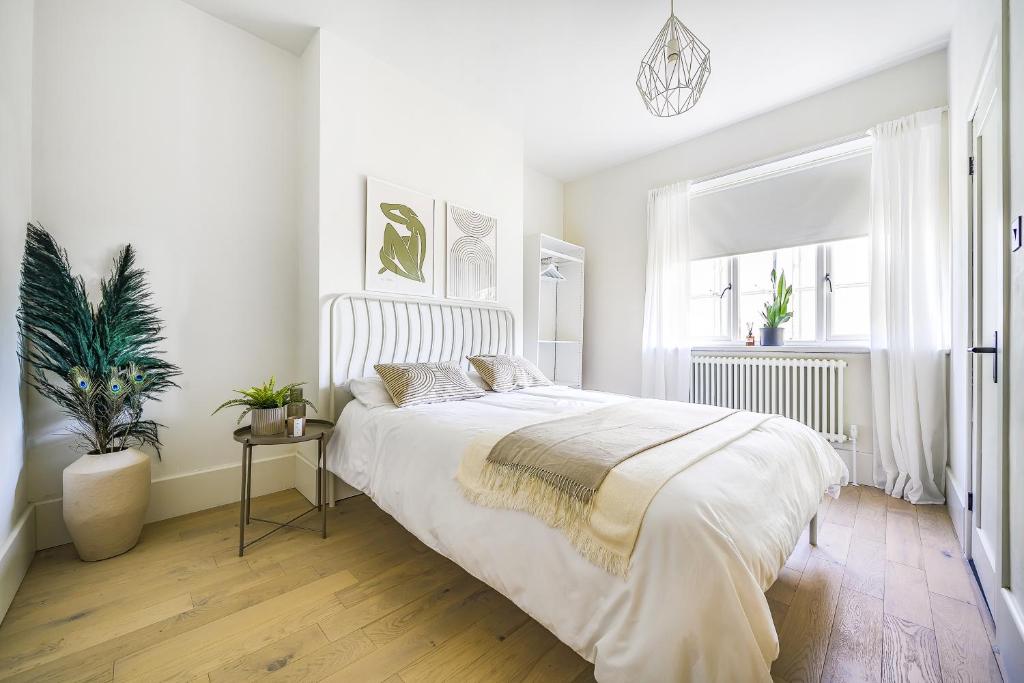 London Calling 3 bed 3 baths 5 mins from train into City, Winchmore Hill