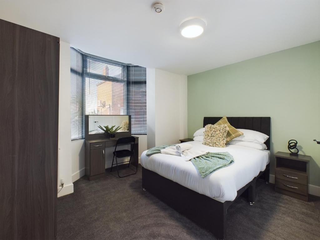 Six Bedroom Home - Train Station & Town Centre Location!, Darlington