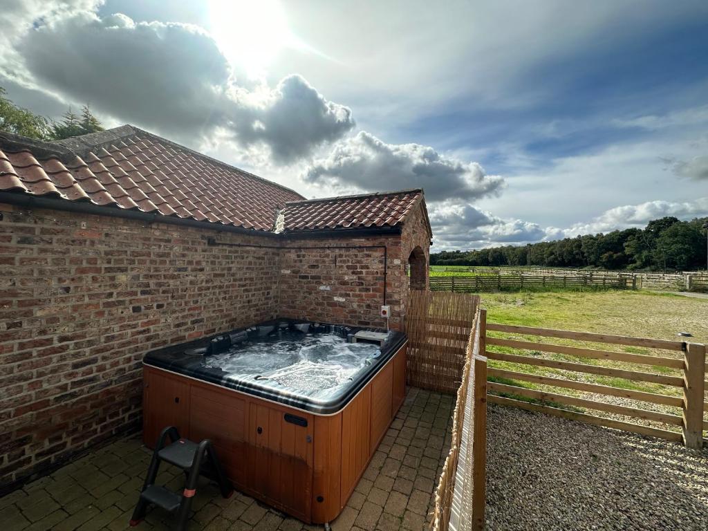 Granary cottage with HOT TUB, York