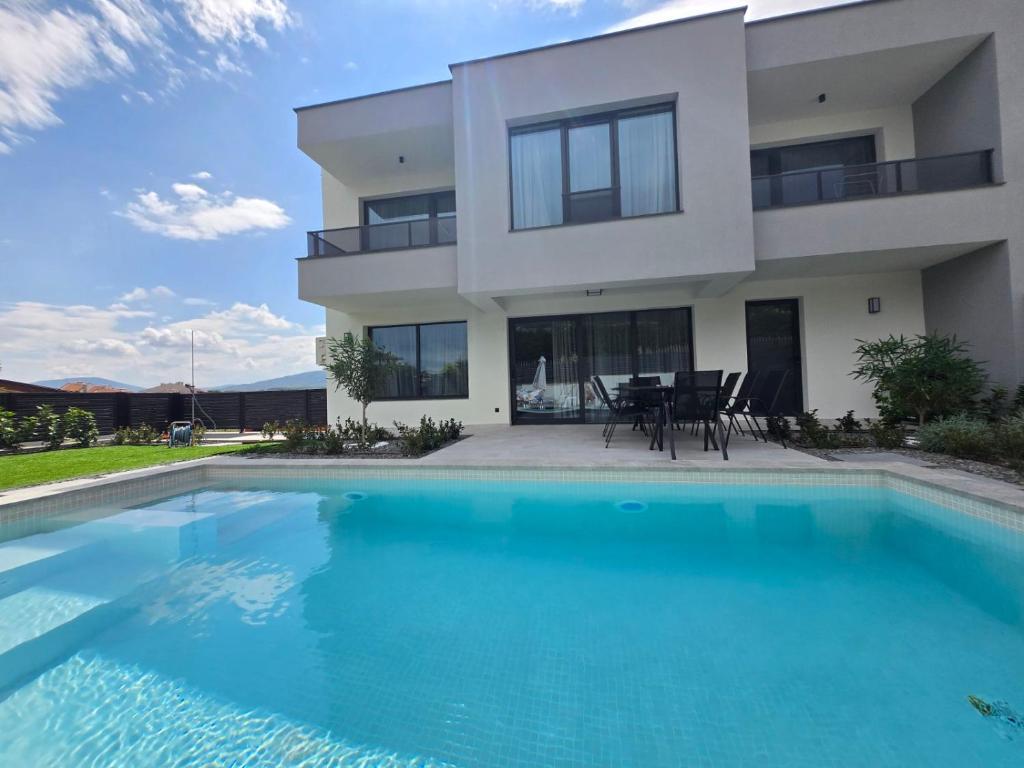 Villa Calypso, Lozenec