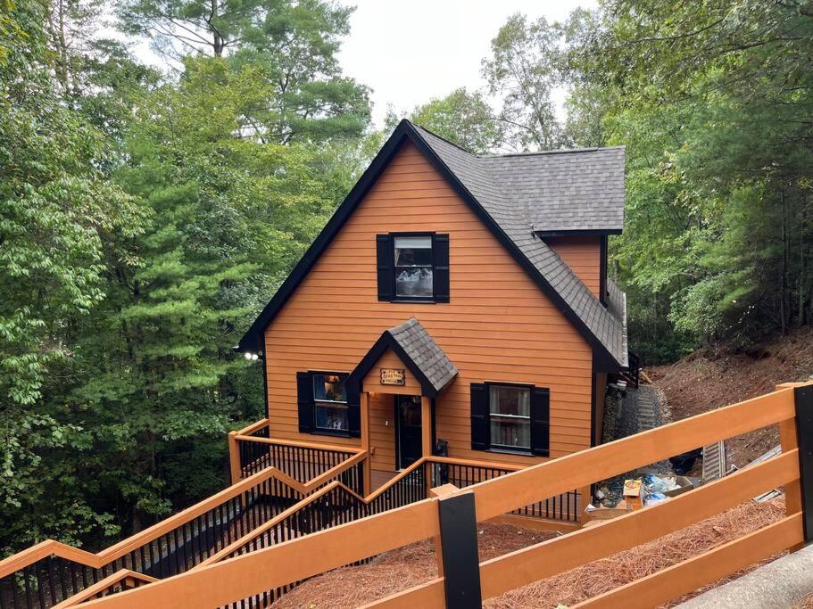 Helen, GA Bear Paw Haus 4 bdrm, sleeps 10, fire pit, pool table, on Golf course, Helen
