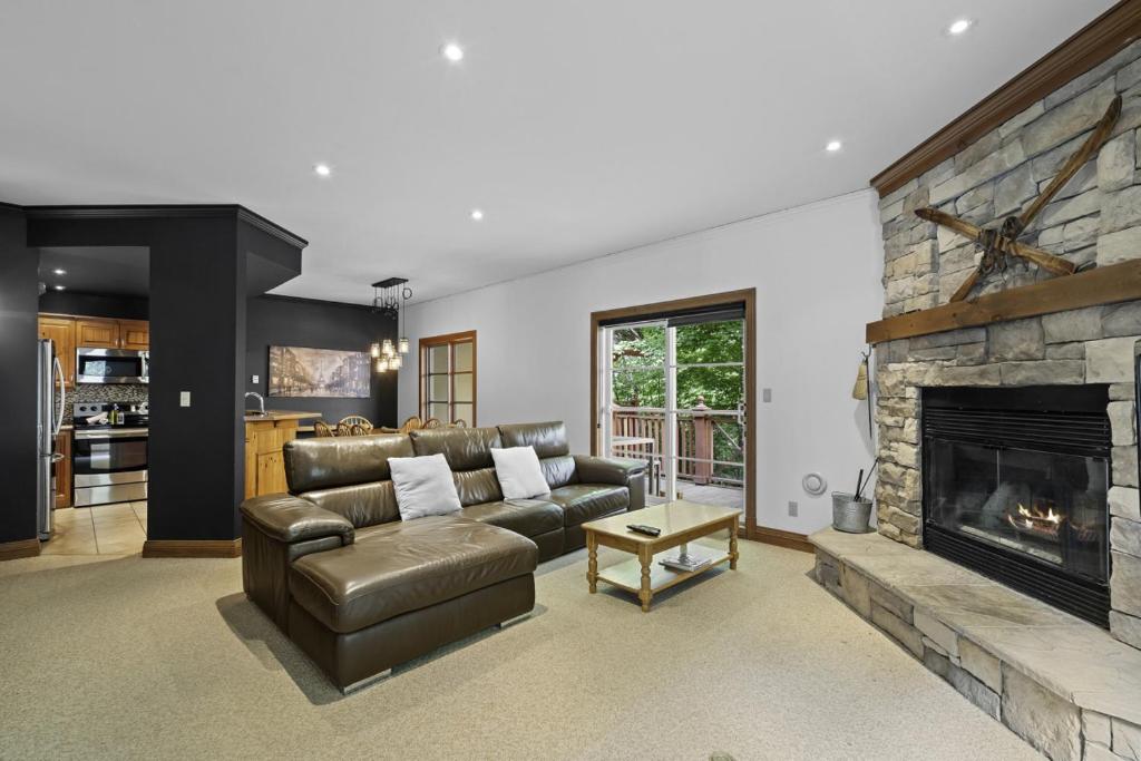 Plateau 236.5 - 3bdrs Ski In Out with Pool Access, Mont-Tremblant