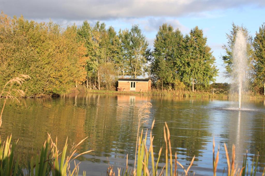 Luxury Shepherds hut - The Foxglove by the Lake, Stillingfleet