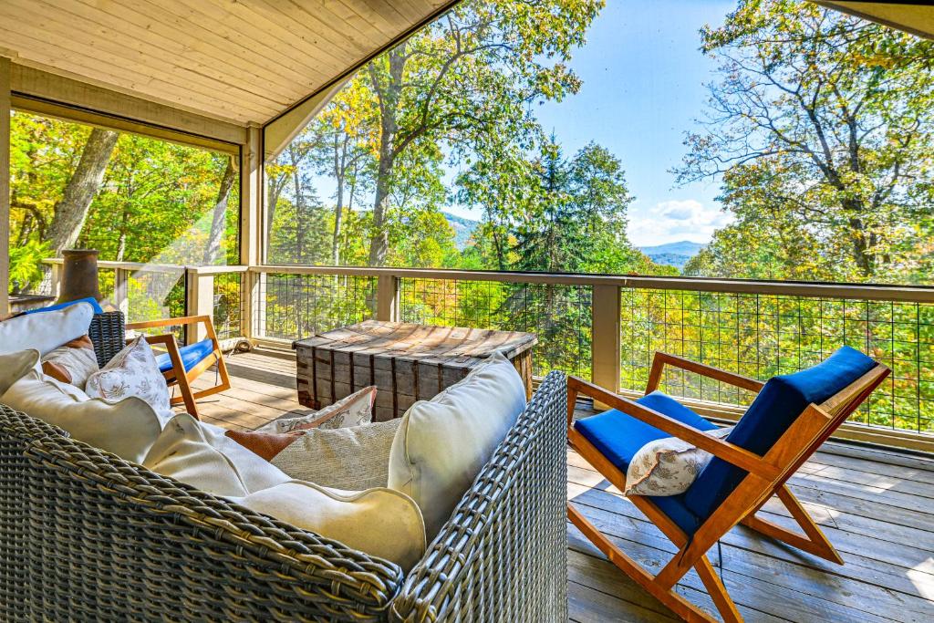 3 Mi to Crossroads Mtn-View Cottage in Cashiers, Glenville