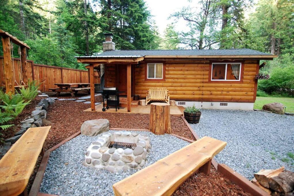 Knotty Shack- Unique Tiny Log Cabin with Hot Tub, Ashford