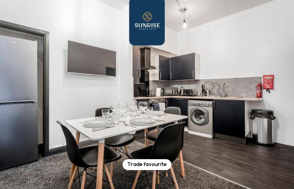 LAW 5 - DIGS - INVOICE and REDUCED PRICE only via SUNRISE SHORT LETS DUNDEE, 2 rooms, 4 Double Beds, Fully Equipped, Free Parking, WiFi, 3xSmart TVs, Groups, Families, Food, Shops, Bars, Centrally Located, Short or Long Stays, Dundee