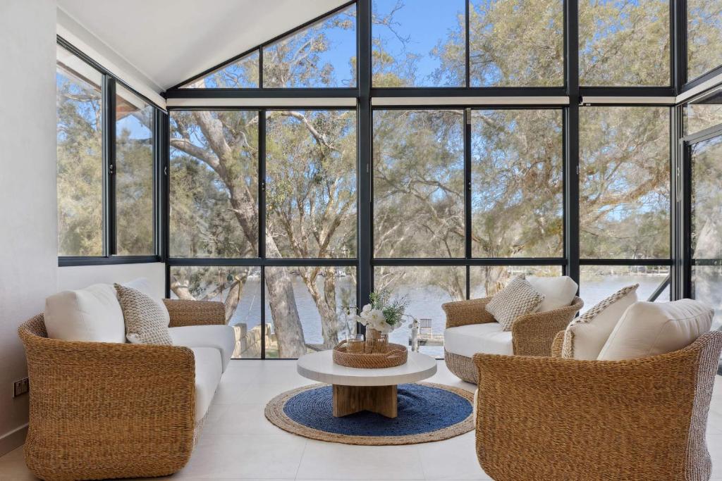 Luxury Riverside Escape with Private Jetty on the Murray River, North Yunderup