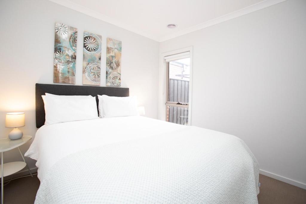 Light bright home close to park, Werribee