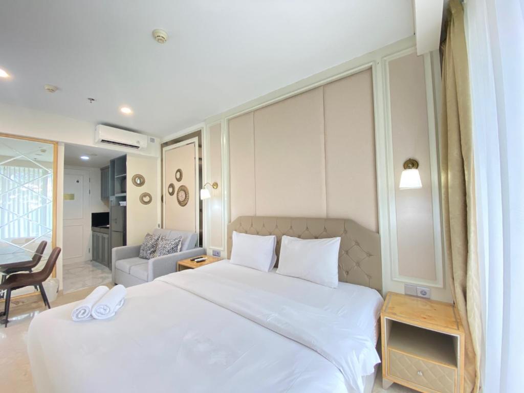 Modern Studio Room with Jacuzzi at Art Deco Apartment By Travelio, Bandung