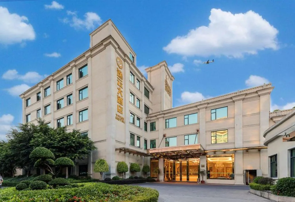 逸云大酒店广州白云国际机场店人和地铁站店，位于广州的酒店