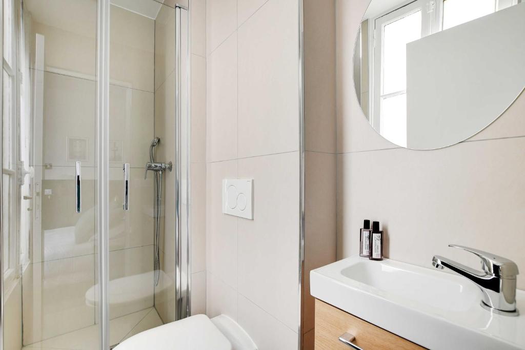 Modern Studio with A-C - Near Montmartre - 5