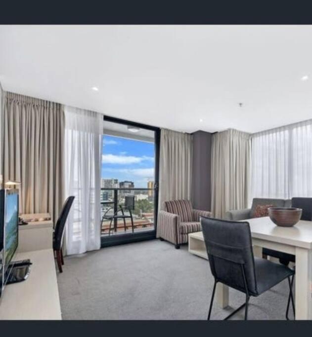 2BR Apartment with City View, Adelaide