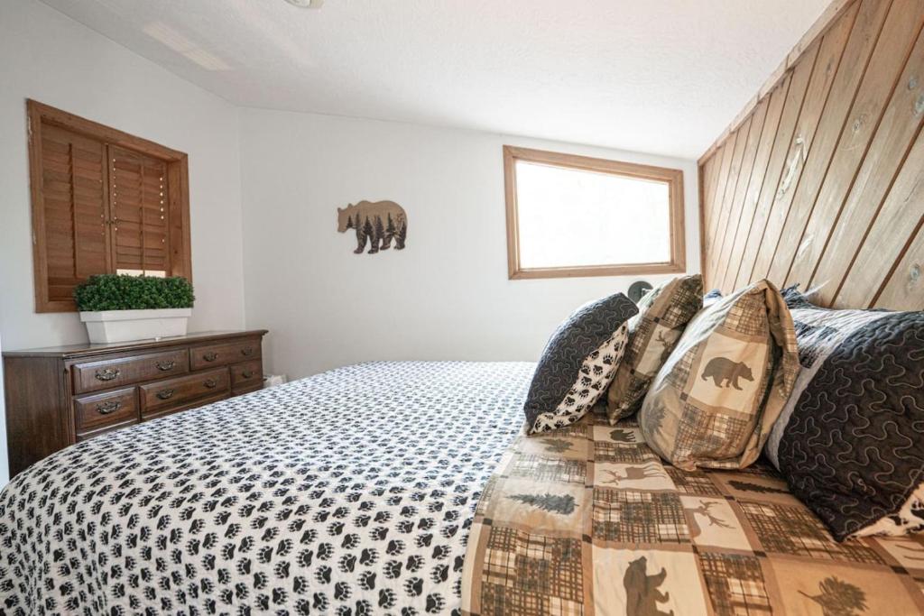 Romantic Gateway in the Woods, Blairsville