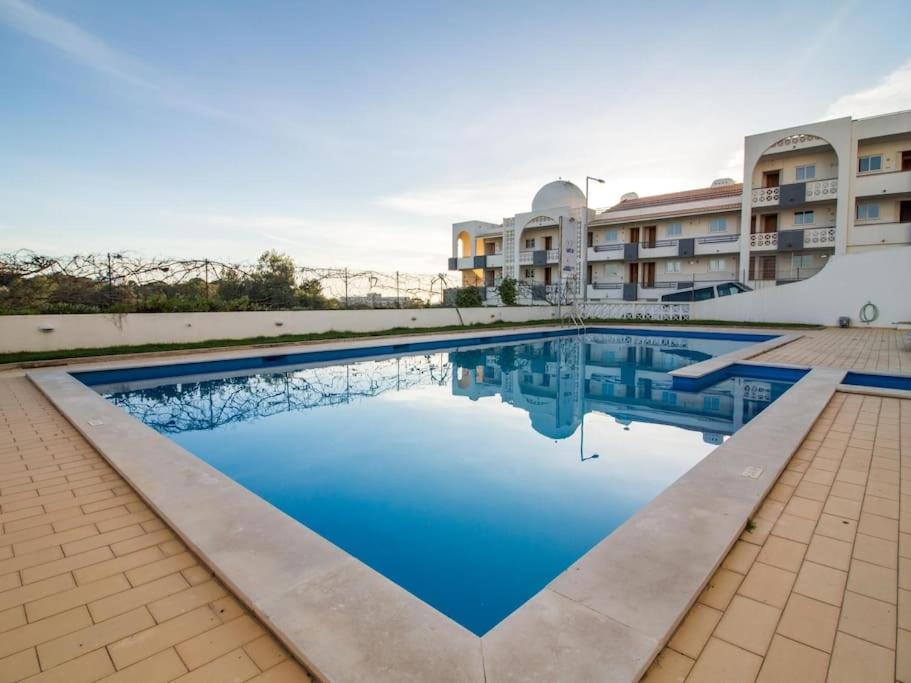 Central Apartment - Pool and Sea View & Albufeira Center, Albufeira