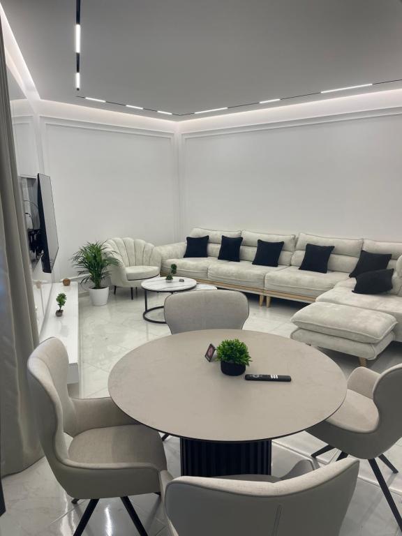 Cahani Suite, Tirana