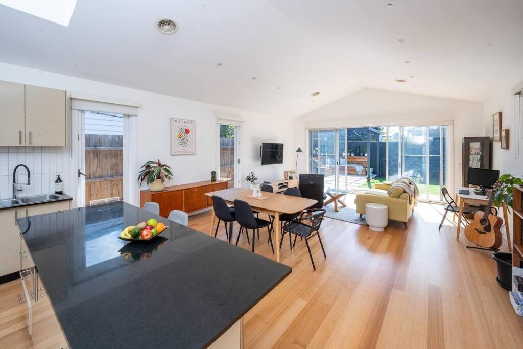 Spacious light-filled 3BD sanctuary in Northcote, Melbourne