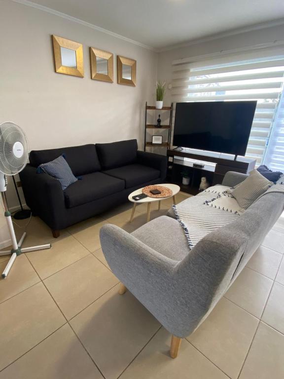 Hermosa casa amoblada dos dormitorios mas dos baños - 2