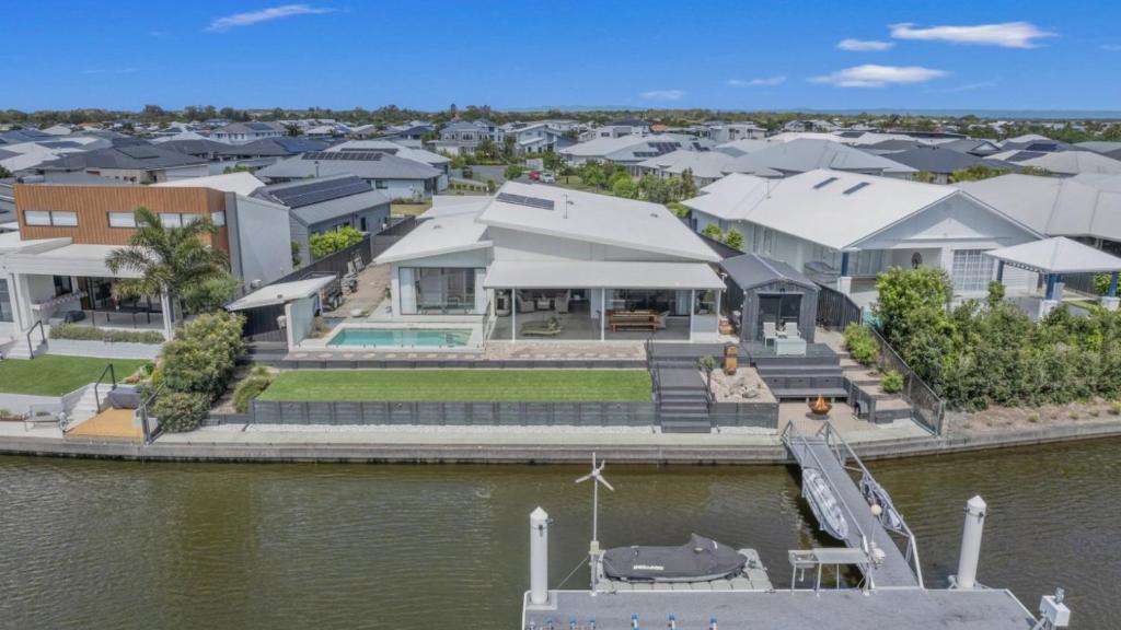 Aquila - Majesty and Elegance, Banksia Beach