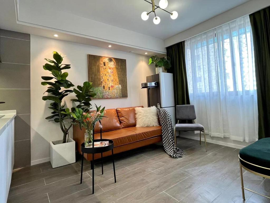 交通大学站 近武康大楼 魔都摩登复古两居 有电梯 朝南阳光超好, Шанхай