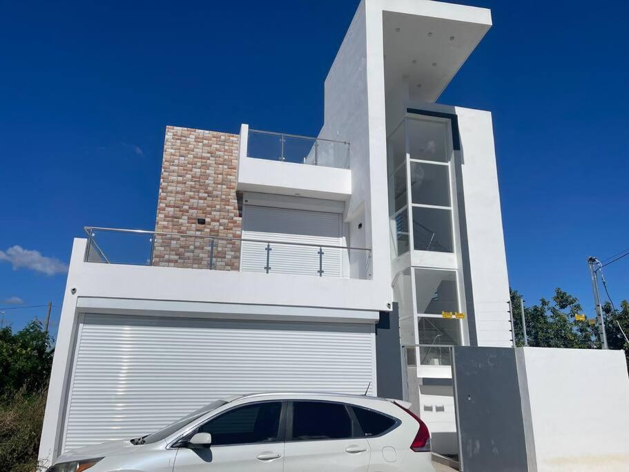 Modern House in Santo Domingo Este, Juan López