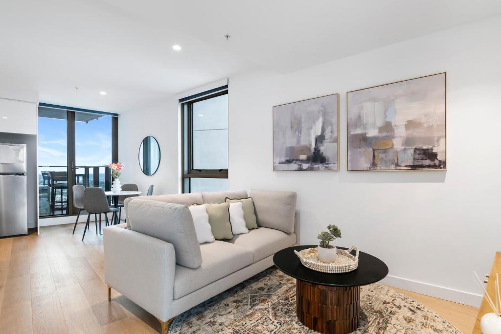 Stunning Bay and Lake Views Apt w Balcony and Wi-Fi, Melbourne