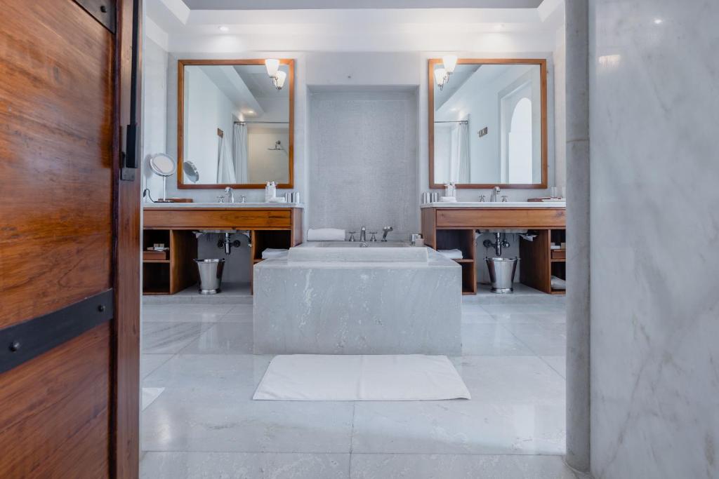 RAAS Devigarh バスルーム（客室）