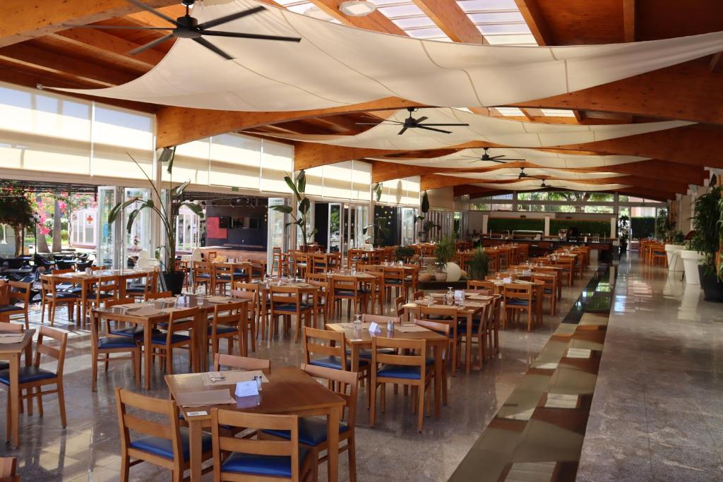 Aparthotel Ciudad Laurel — Restauracje i bary in Cala Millor, Baleary