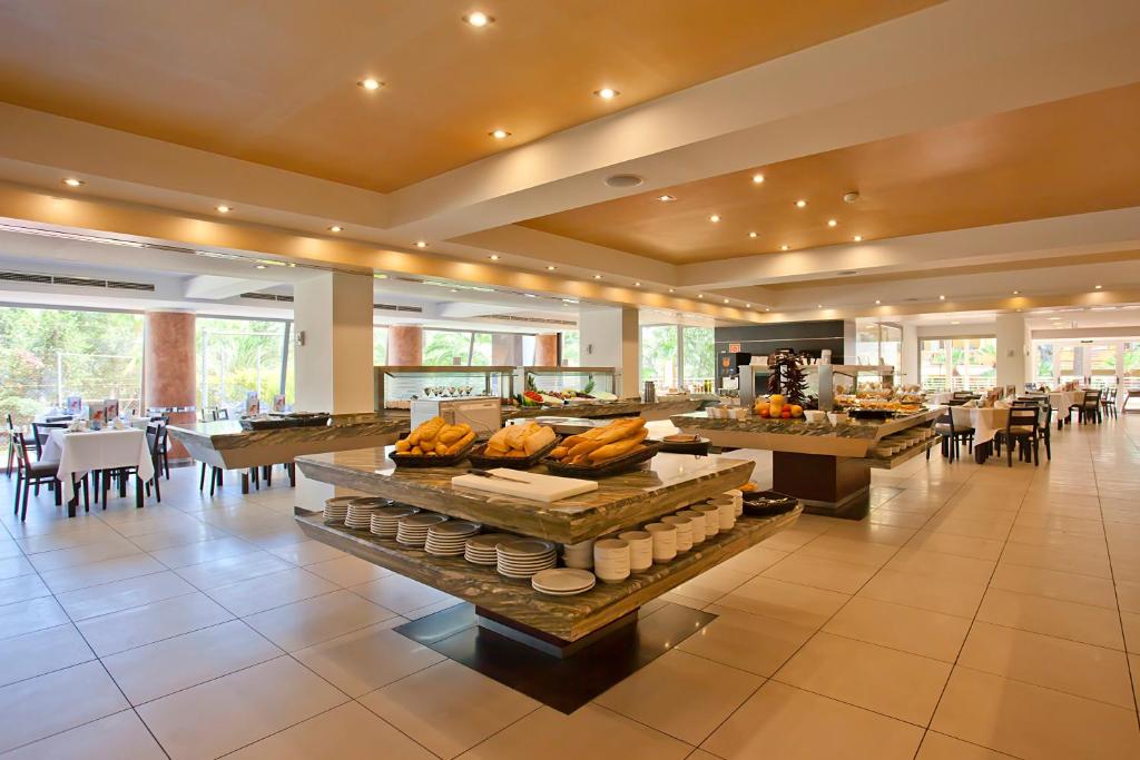 FERGUS Bermudas — Restaurant & bars in Palma Nova, Balearic Islands